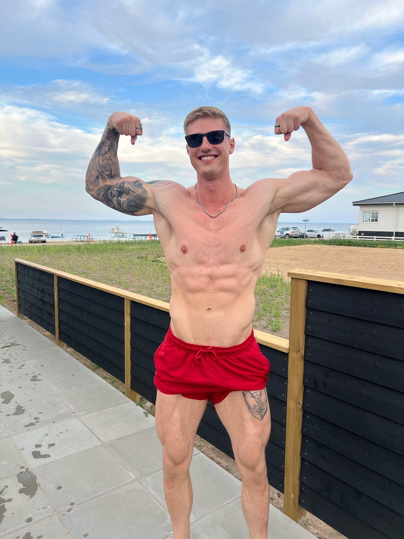 Billede af coach der flexer på stranden